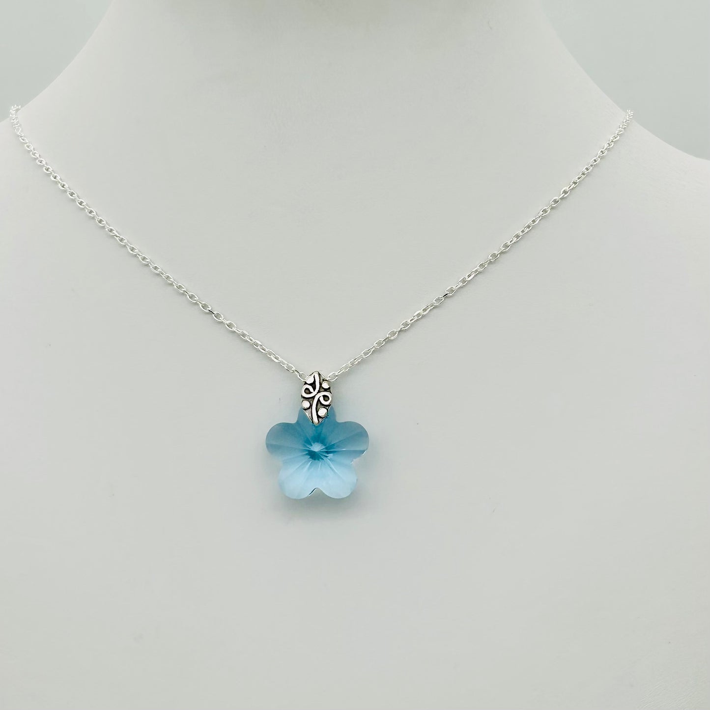 C1292 Blue Flower Necklace 18"