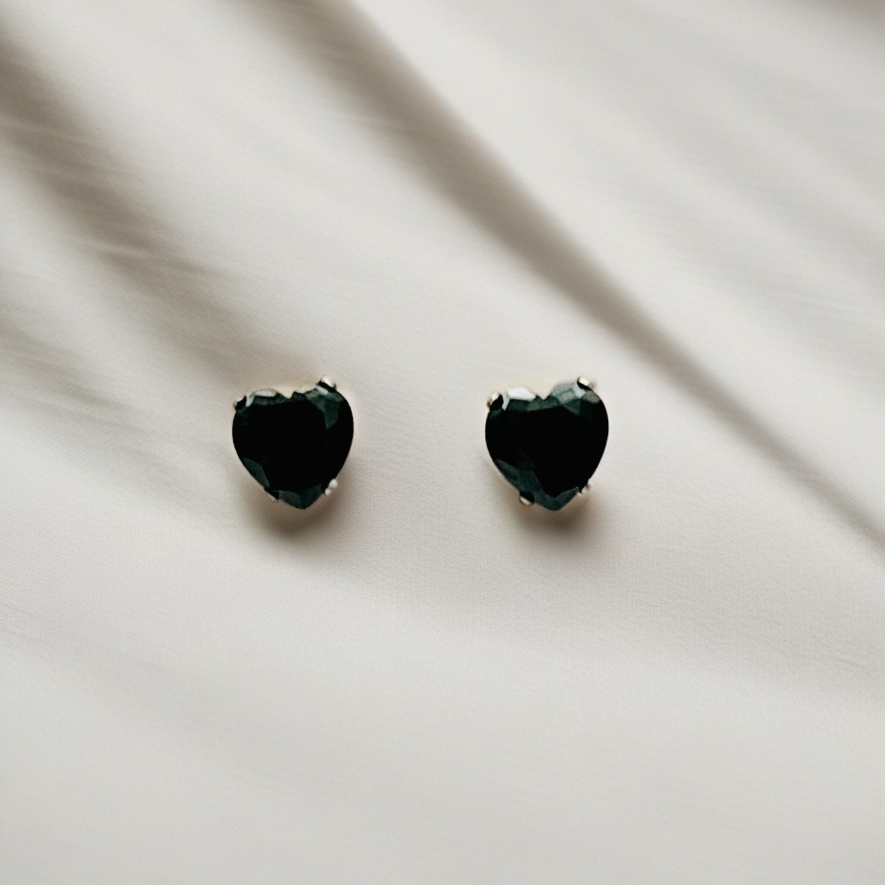 SS1177ER Black Heart Earrings 5mm.