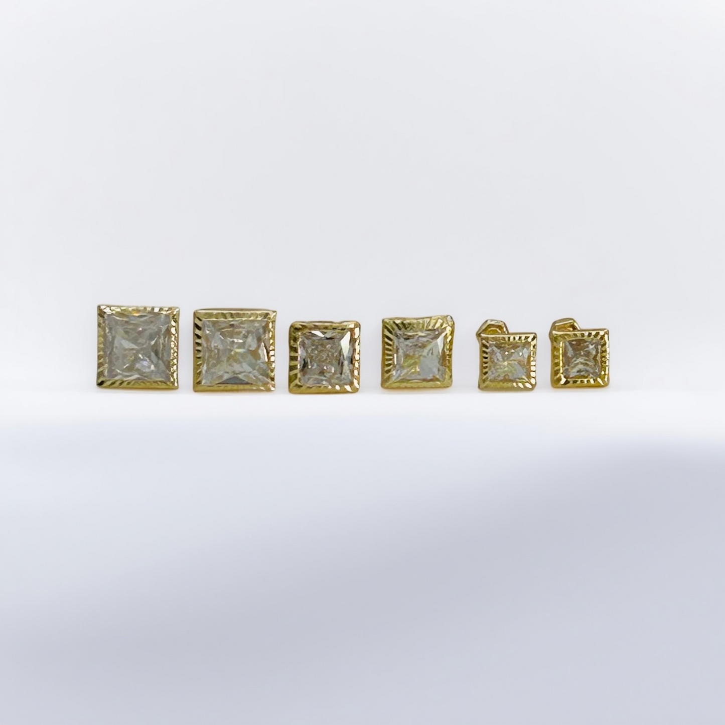 14KG244 Square Earrings 4mm.