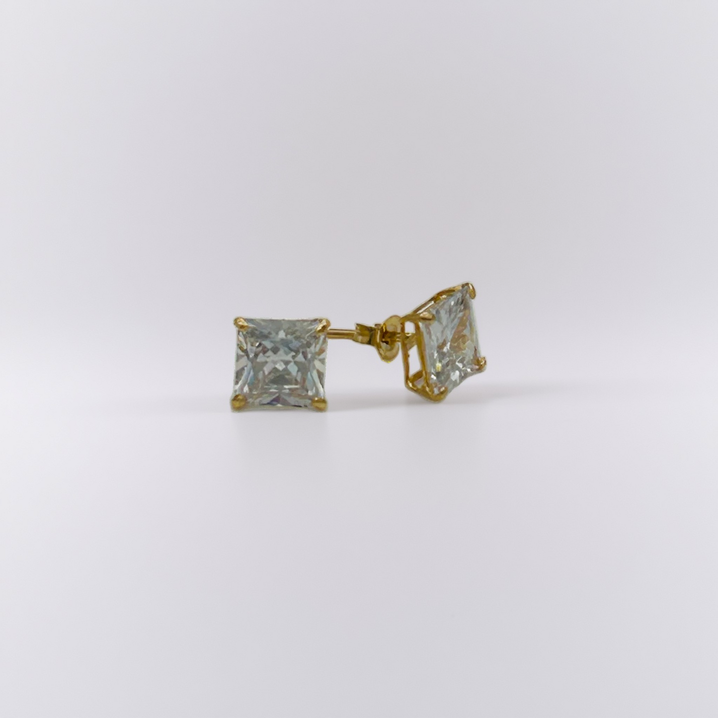 G08ER1 4K Gold Square Earrings 4mm.