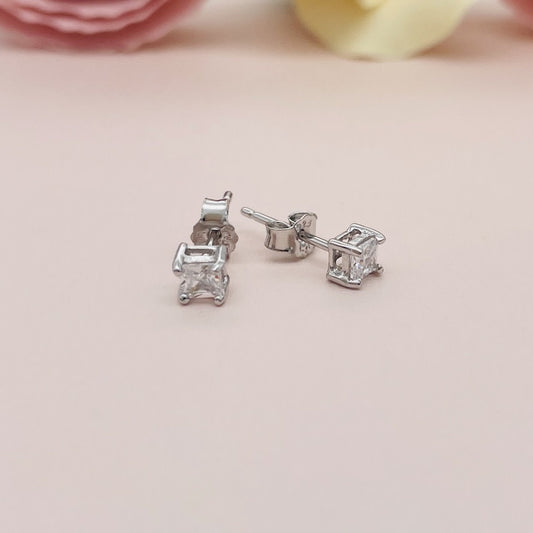 Z1106 Clear Square Earrings 3mm.