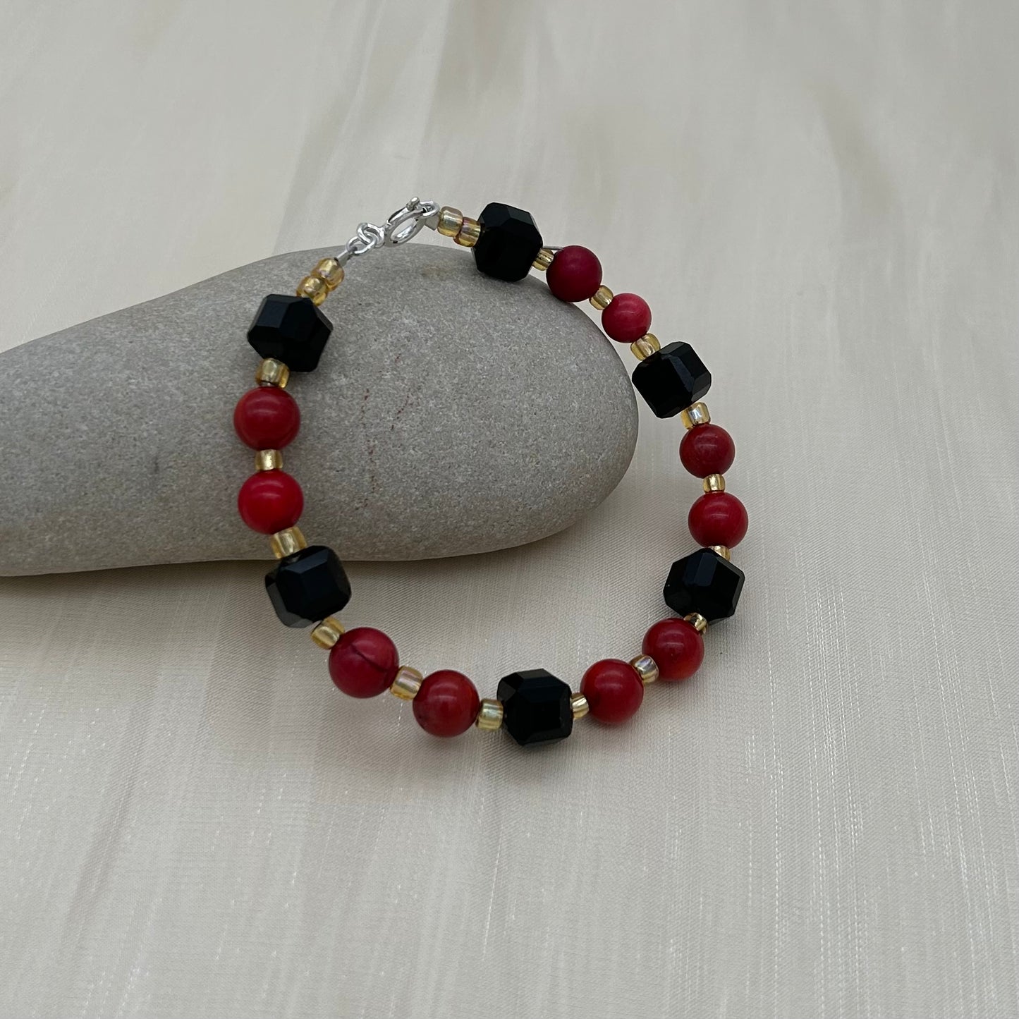 ST1907BL Dyed Red Bamboo Coral & Onyx Bracelet 7.5"