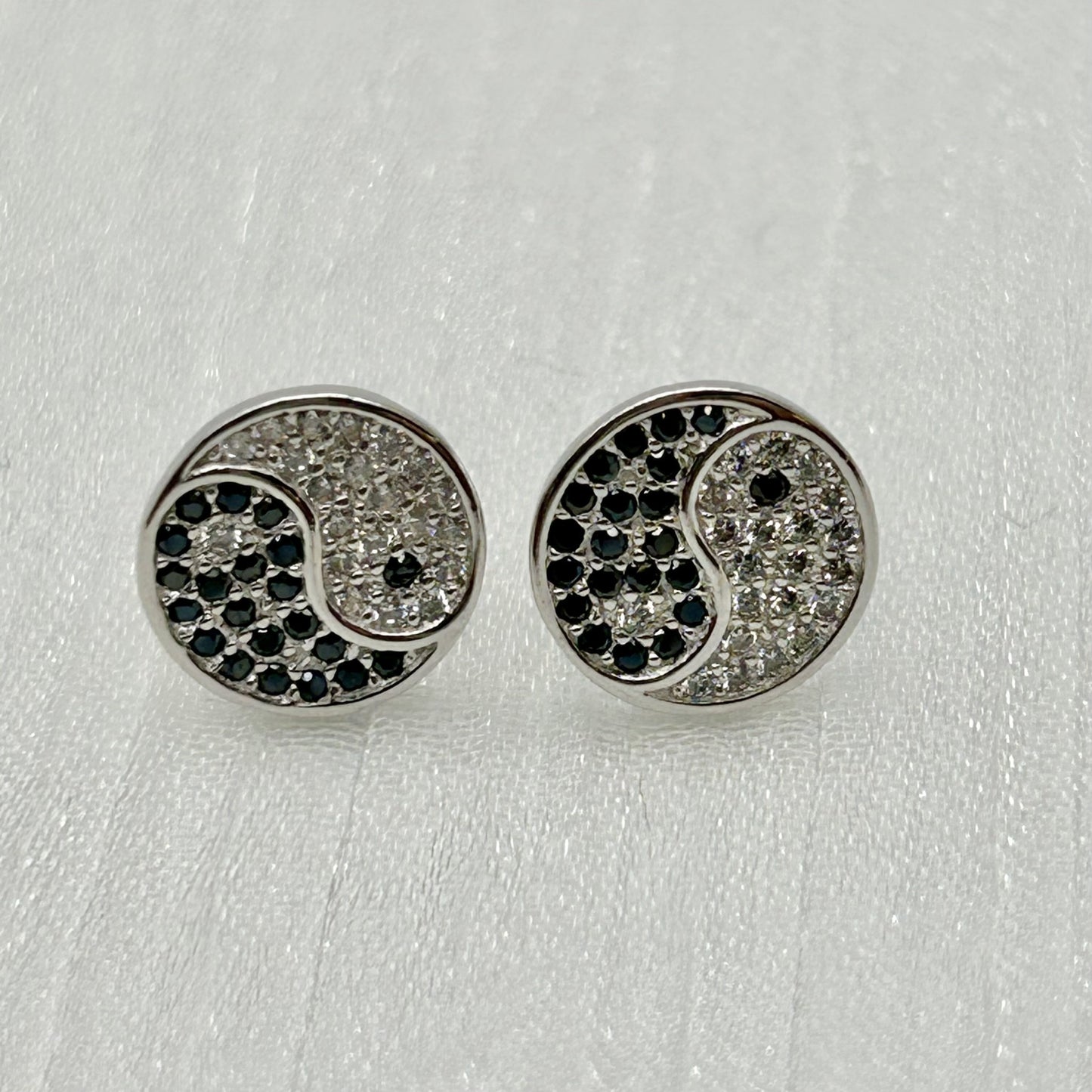 Z1668ER Ying Yang Earrings