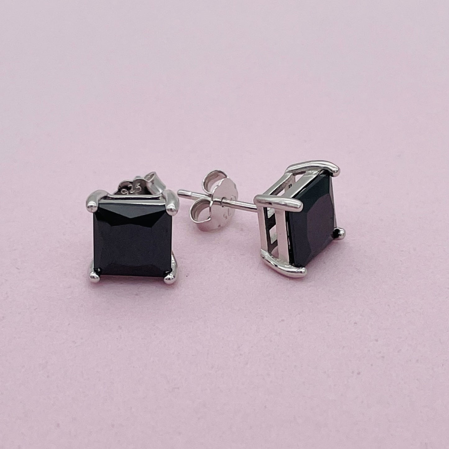Z1606ER Black Square Earrings 7mm.