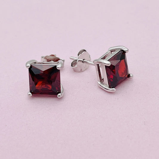Z1606ER Garnet Square Earrings 7mm.