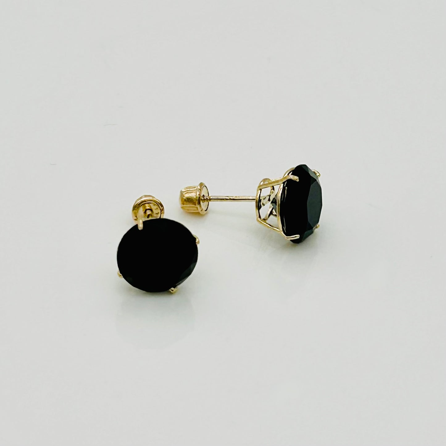 14KG339 Round Black Earrings 8mm.