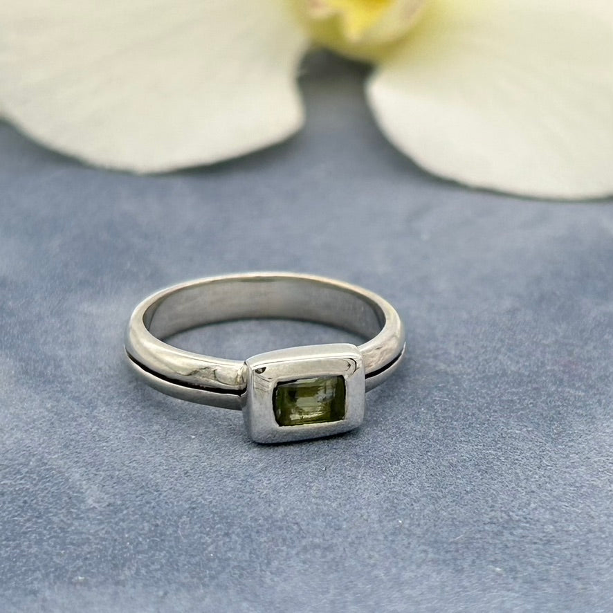 ST1657 Peridot Ring #6.5.