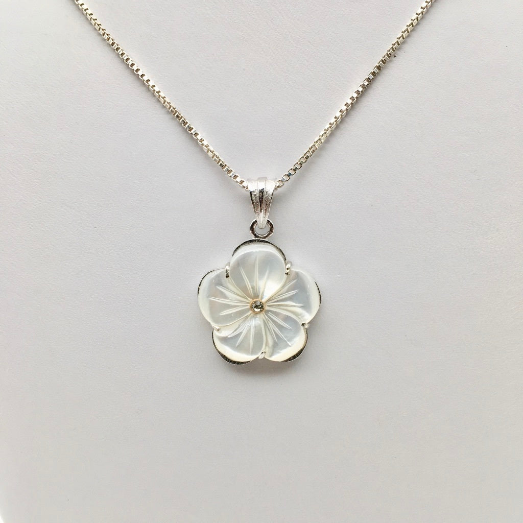 SH966NL White Flower Necklace  16"
