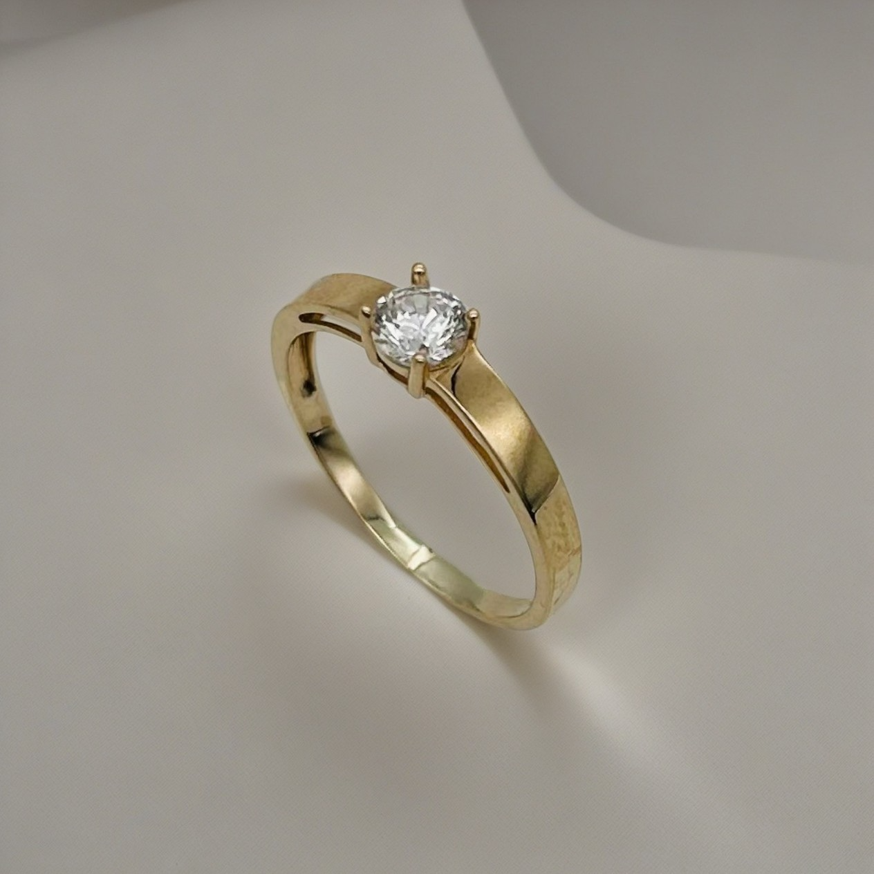 G304 14K Gold Solitarie Ring