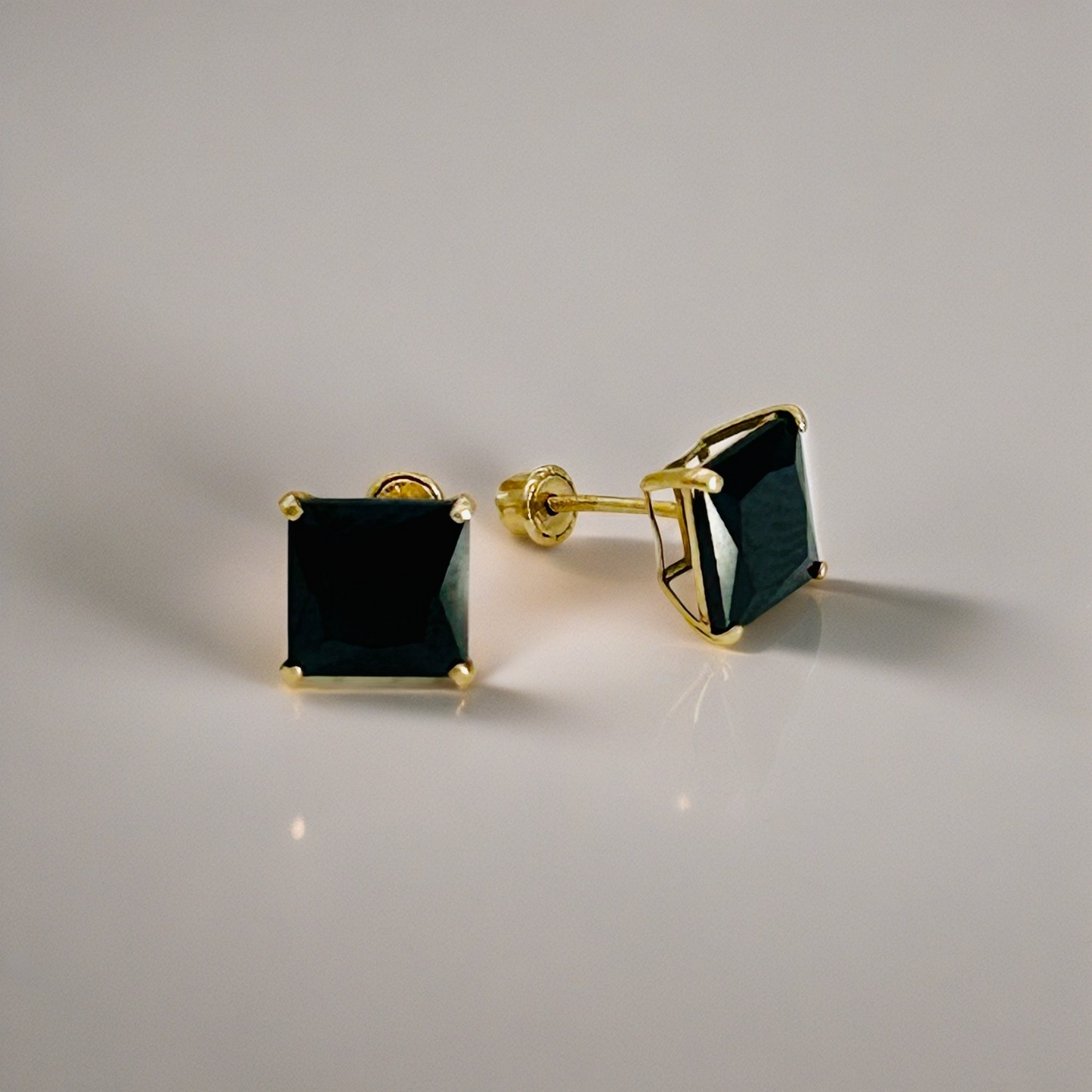 14KG242 Black Earrings 6mm.