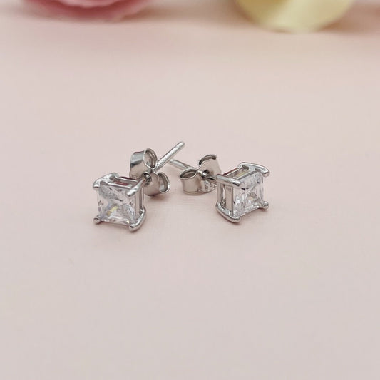 Z1106 Clear Square Earrings 4mm.