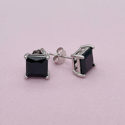 Z1606ER Black Square Earrings 7mm.