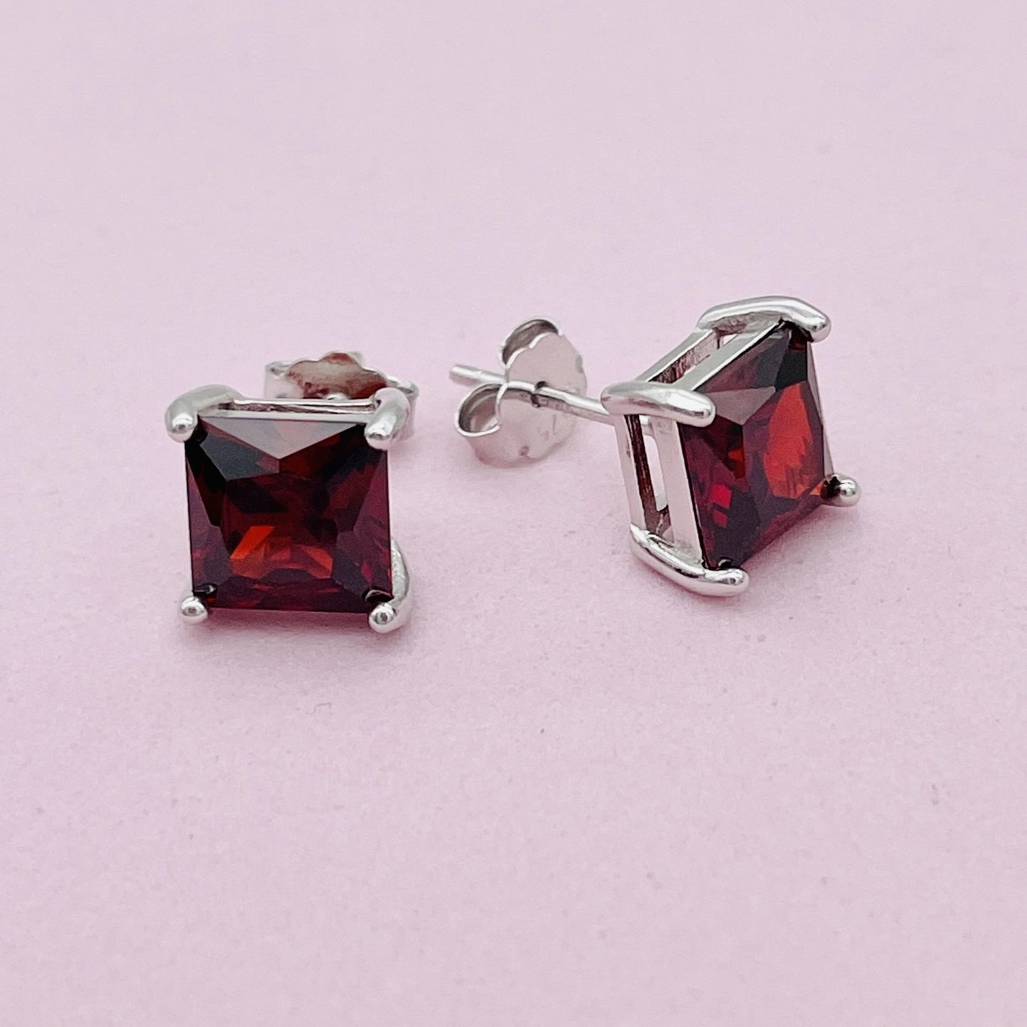 Z1606ER Garnet Square Earrings 7mm.