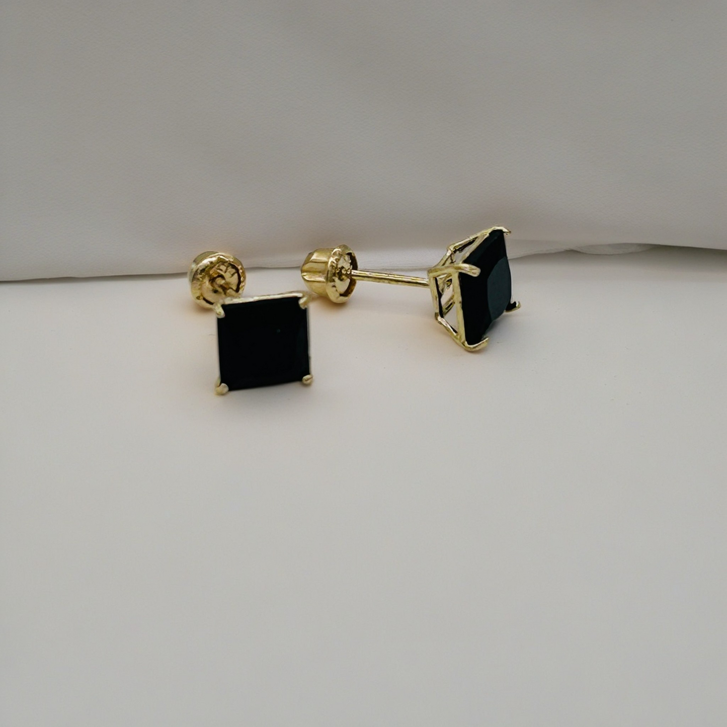 14KG242ER 14K Gold Black 5mm.