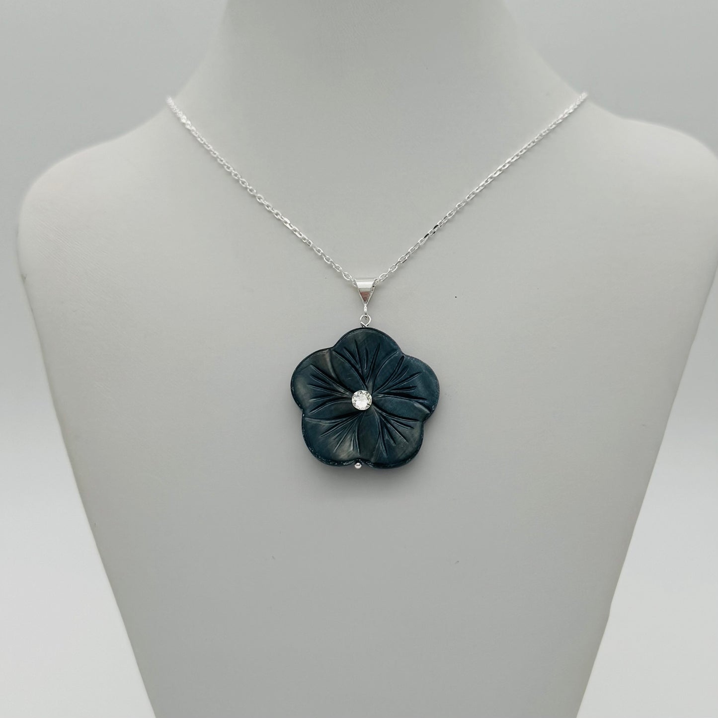 SH1010NL Mother Of Pearl Flower Necklace 18"