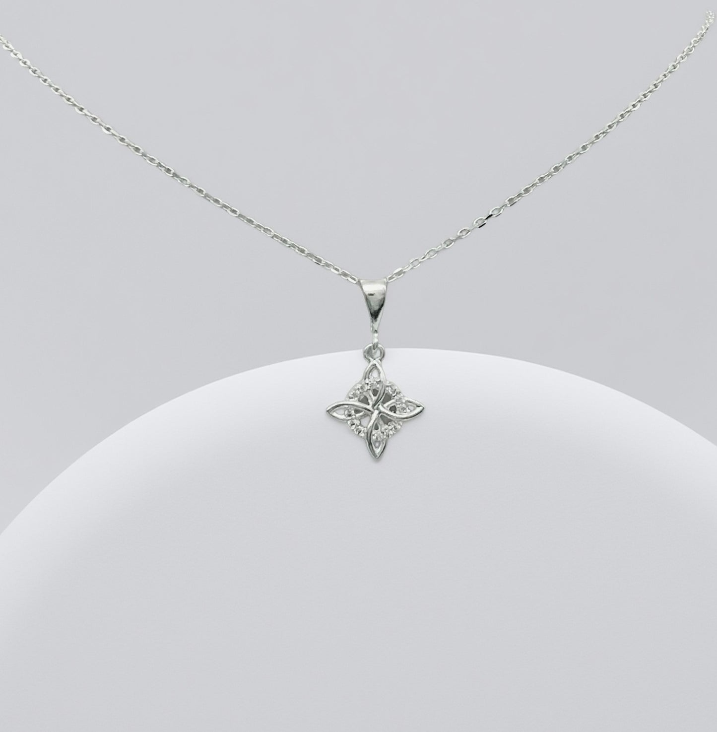 S1896 Witch's Knot Necklace 18"