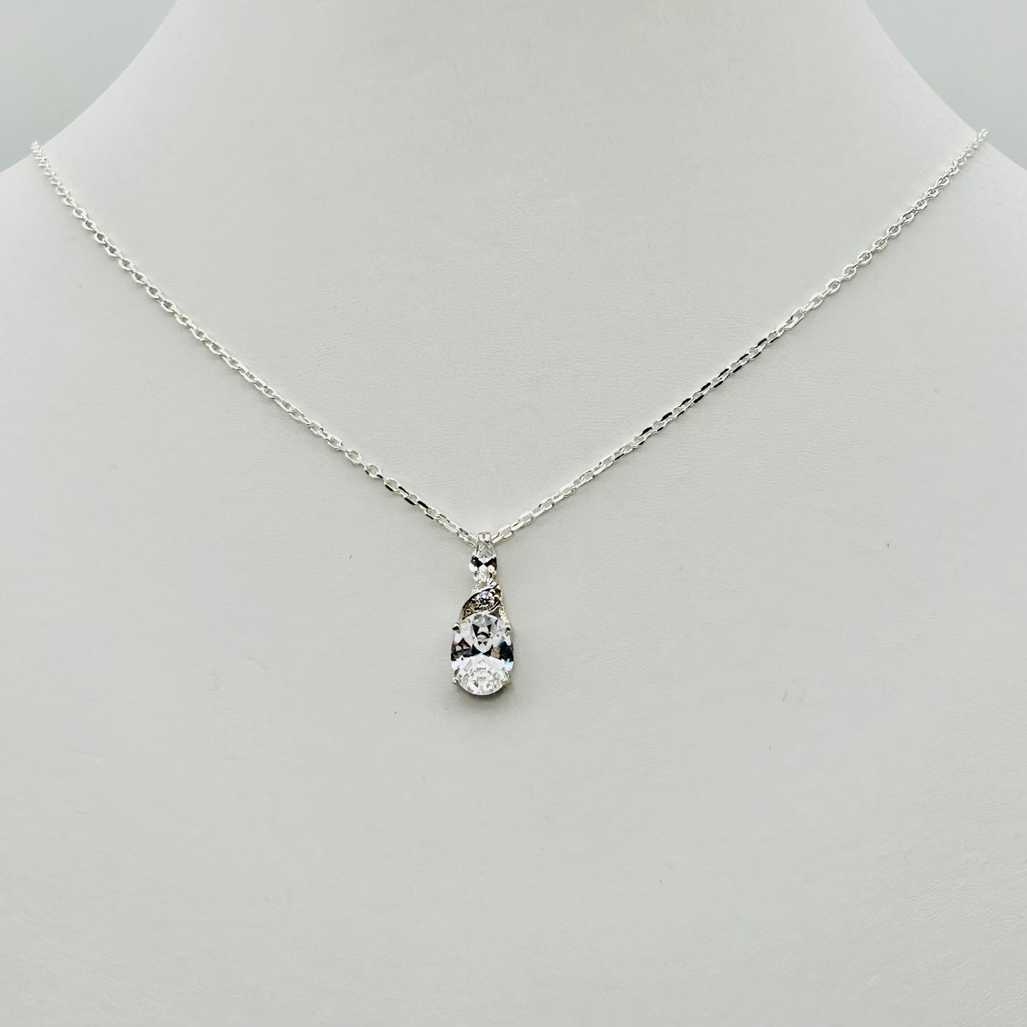 Z1910 Clear Necklace 18"