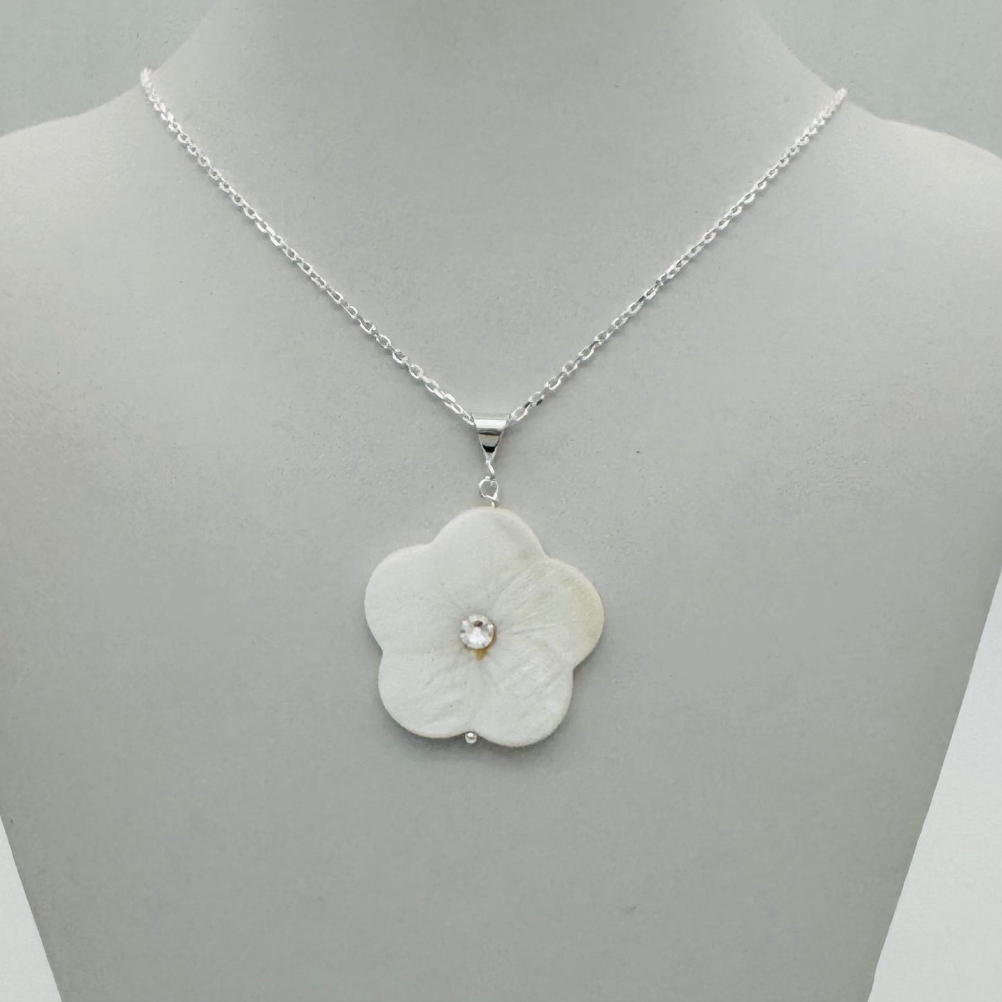 SH1010NL Mother Of Pearl Flower Necklace 18"