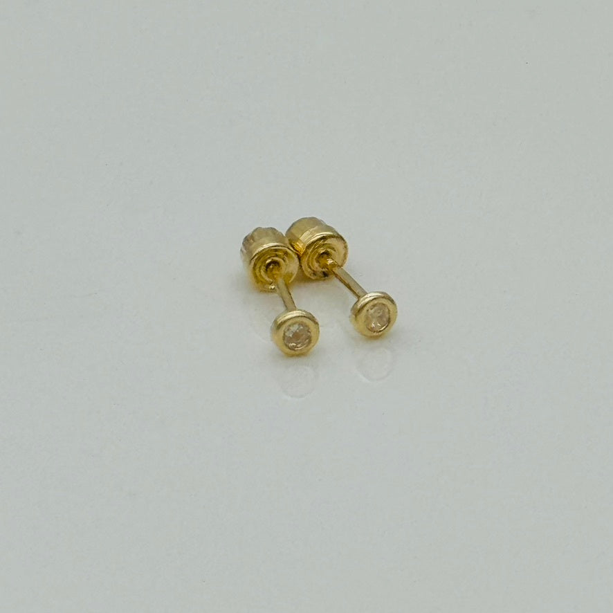 14KG39 Round Earrings 2mm.
